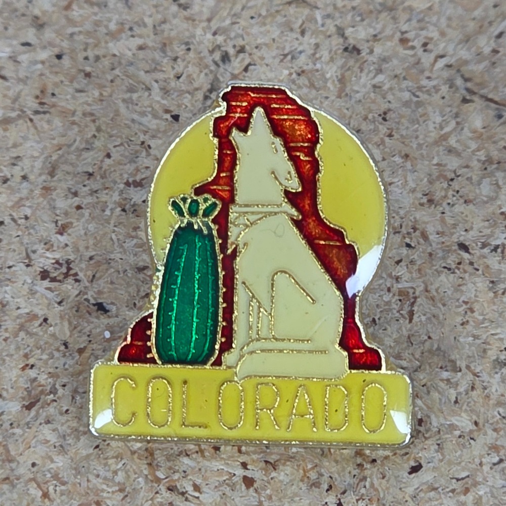 Colorado‎ Souvenir Lapel Pin Coyote Cactus Moon Gold Tone Enamel Travel Gift